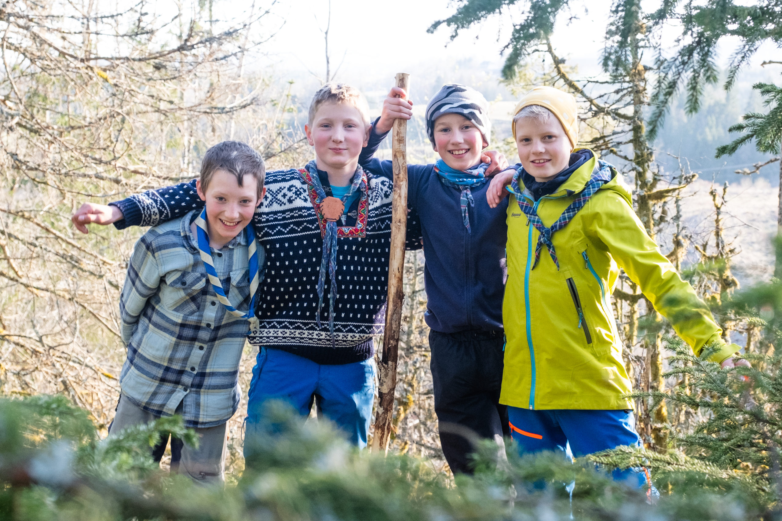 Speidervenner sammen i skogen.