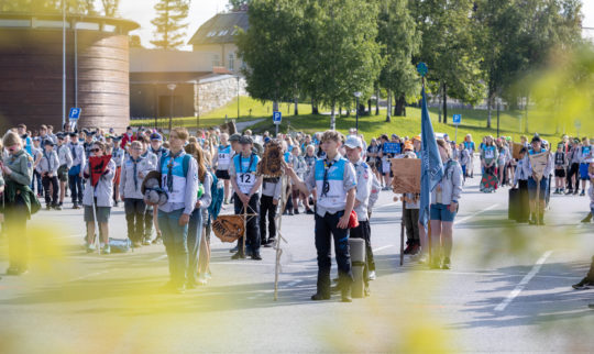 Speidere står oppstilt, klare til Norgesmesterskap.